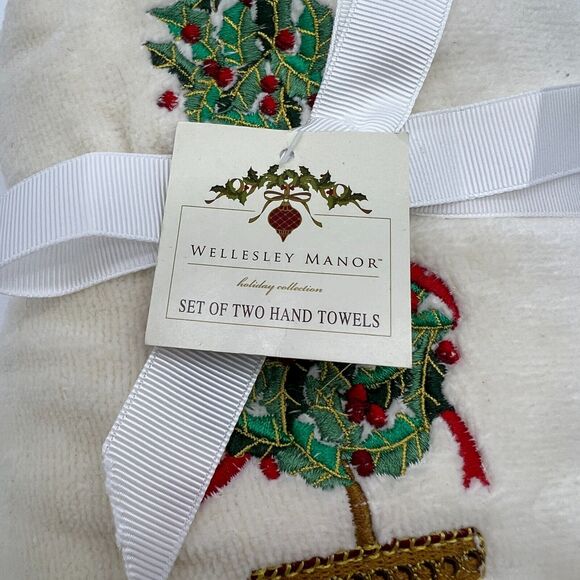Wellesley Manor Christmas White Red Hand Towels Set of 2 Topiary - Picture 2 of 3